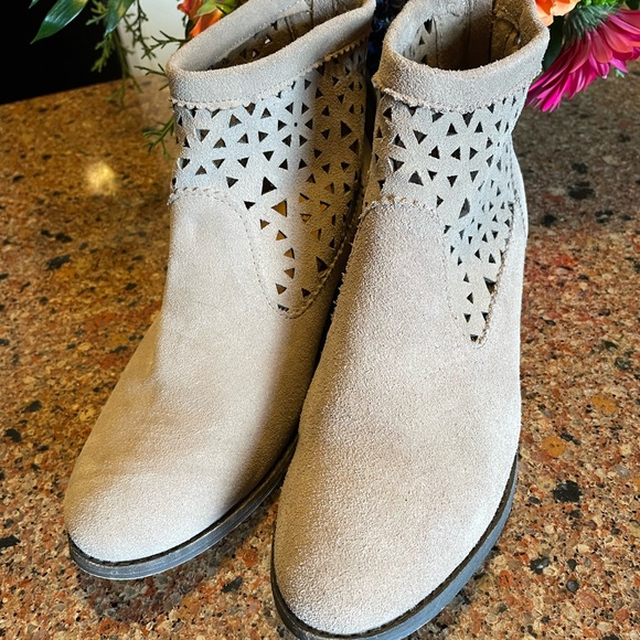 Minnetonka Leather Booties - Picture 2 of 5